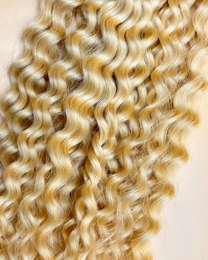 Extensions de couleurs blond chaud avec l'étiquette de la marque olimahair et une matière bouclé 