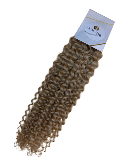 Extensions de couleurs blond froid avec l'étiquette de la marque olimahair et une matière bouclé 