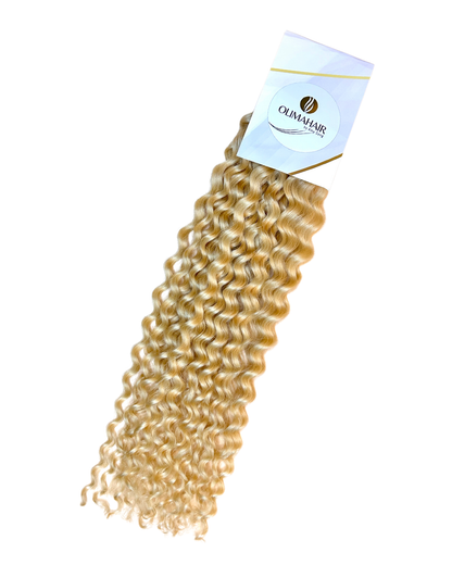 Extensions de couleurs blond chaud avec l'étiquette de la marque olimahair et une matière bouclé 